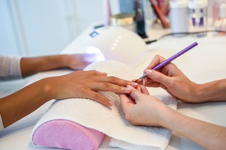Por qué elegir la manicura y pedicura profesional en Manresa